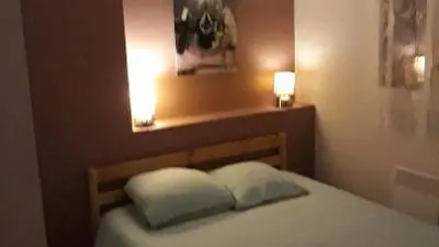 chambre avec lit de deux personnes