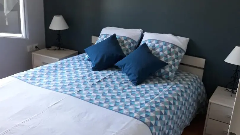 chambre, lit de deux personnes, avec tv écran plat