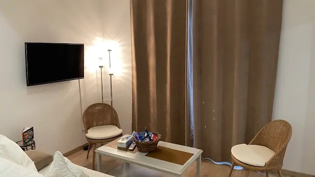 coin télévision et canapé