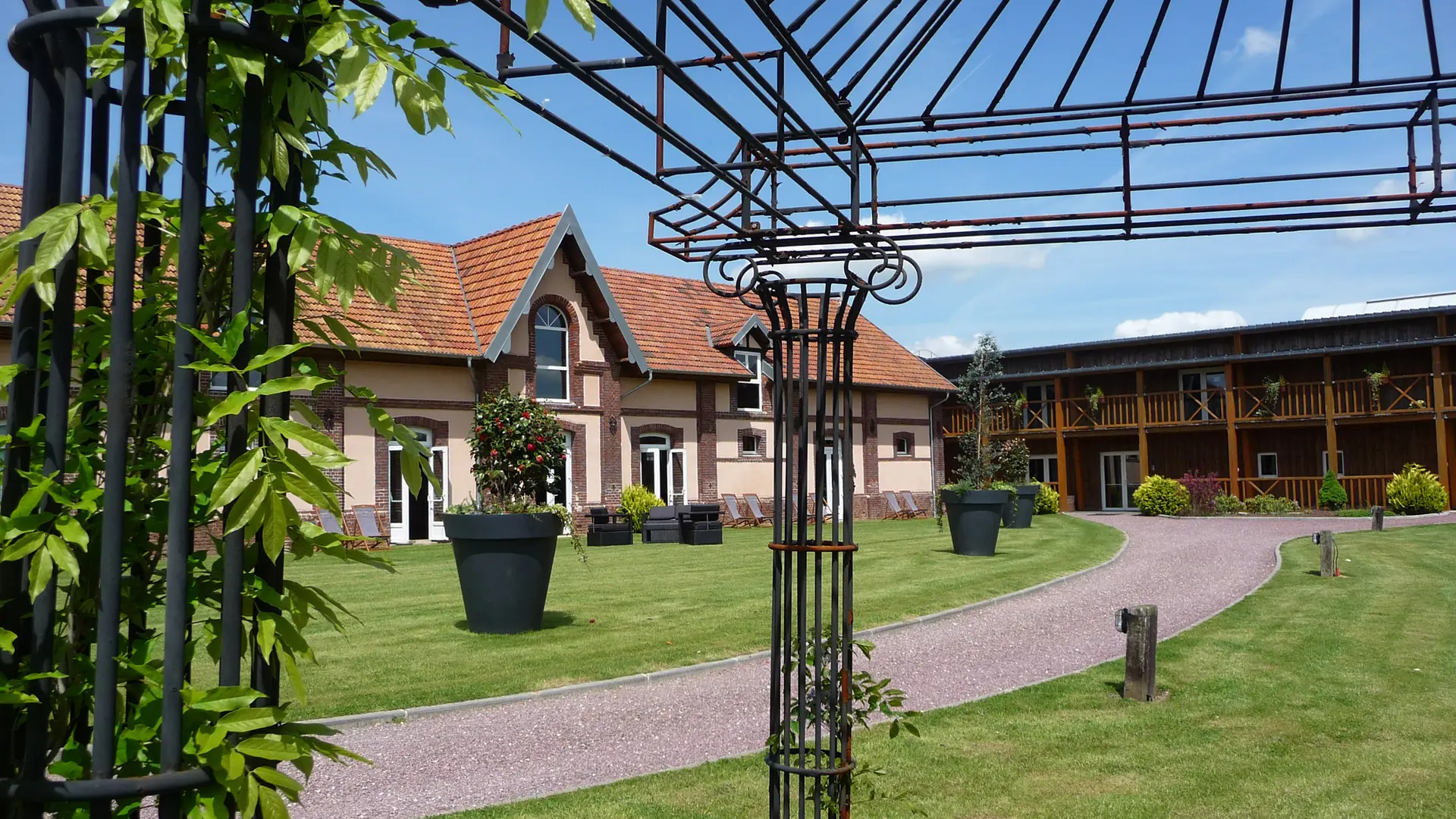 hotel-clos-de-rouen-extérieur-grange