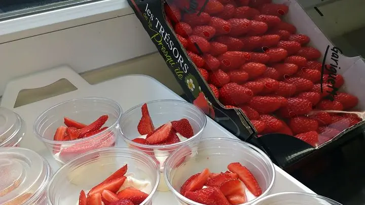 dessert à la fraise au foodtruck cuisine street