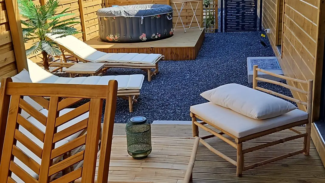 jacuzzi extérieur en option car vidé et nettoyé derrière chaque clients