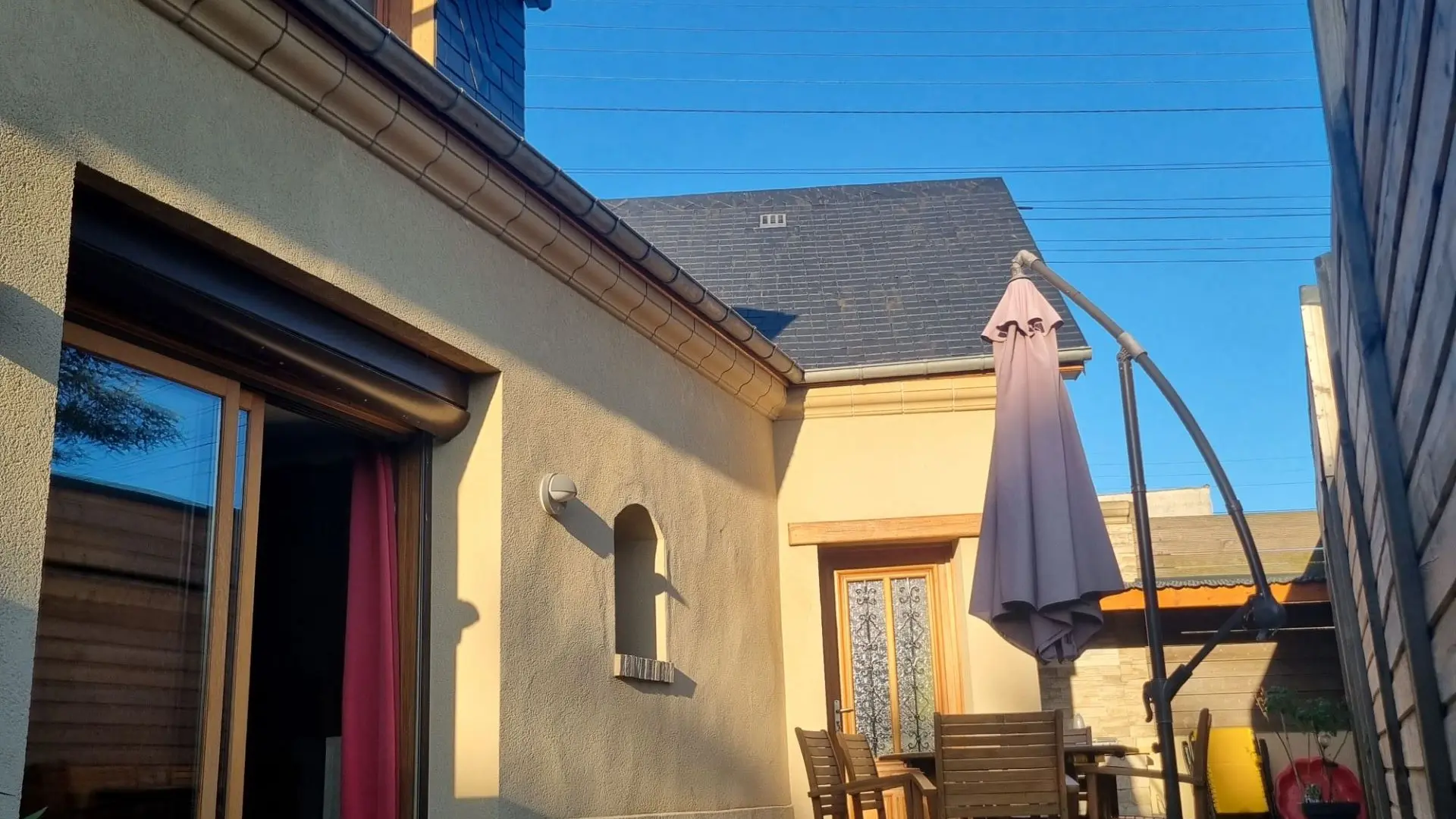 Cour de 35 m2 avec salon de jardin, barbecue, transats