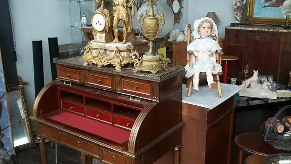 intérieur brocante - meubles anciens