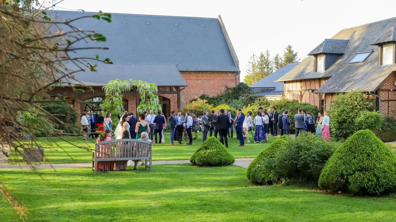 la Grange : Cocktail dans e jardin