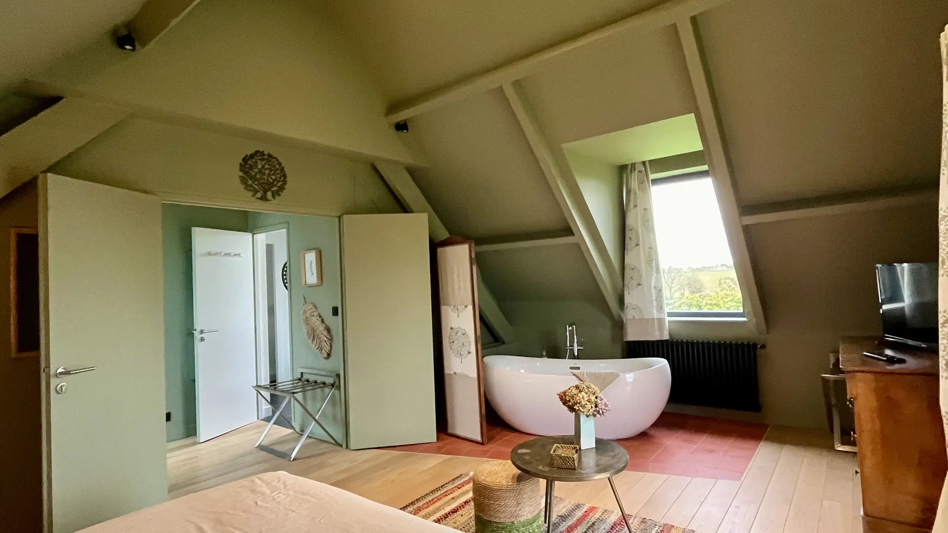 le-coin-des-aromates-baignoire-ilot-suite-melisse