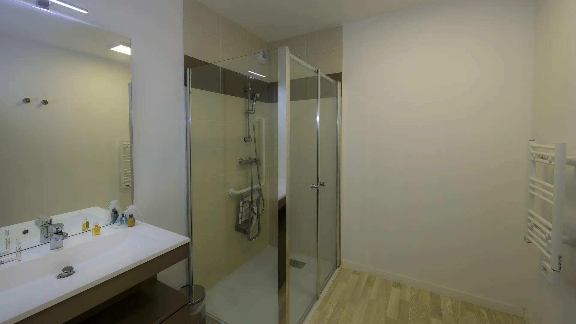 Le Phare -salle de bain avec douche