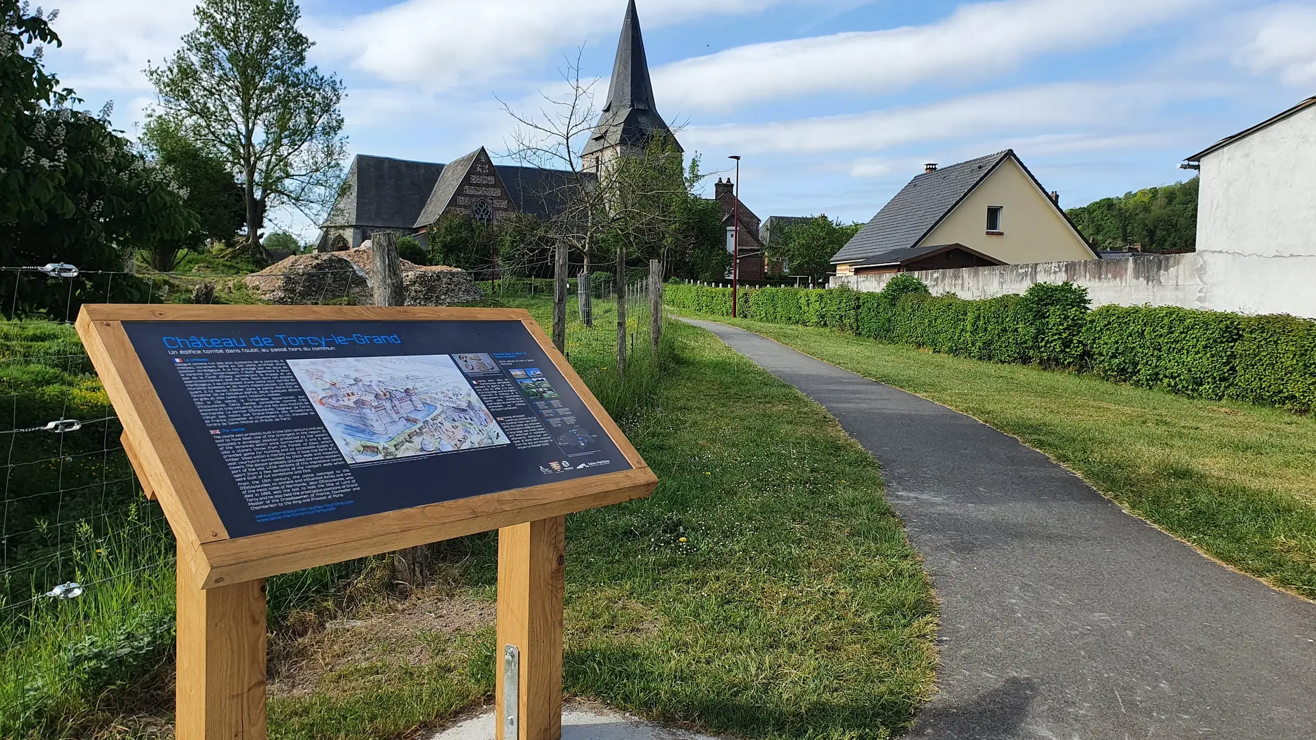 panneau sur l'histoire du château de Torcy