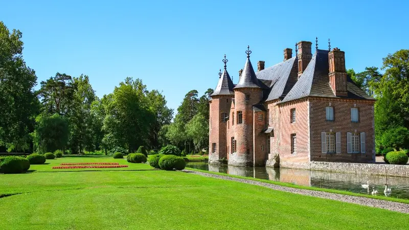 Le château dans son écrin de verdure