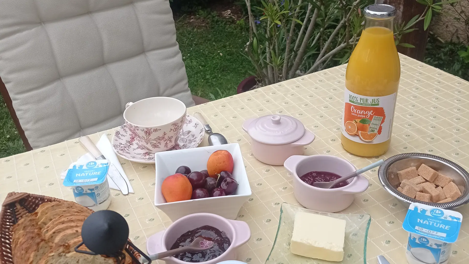 petit déjeuner dans le jardin