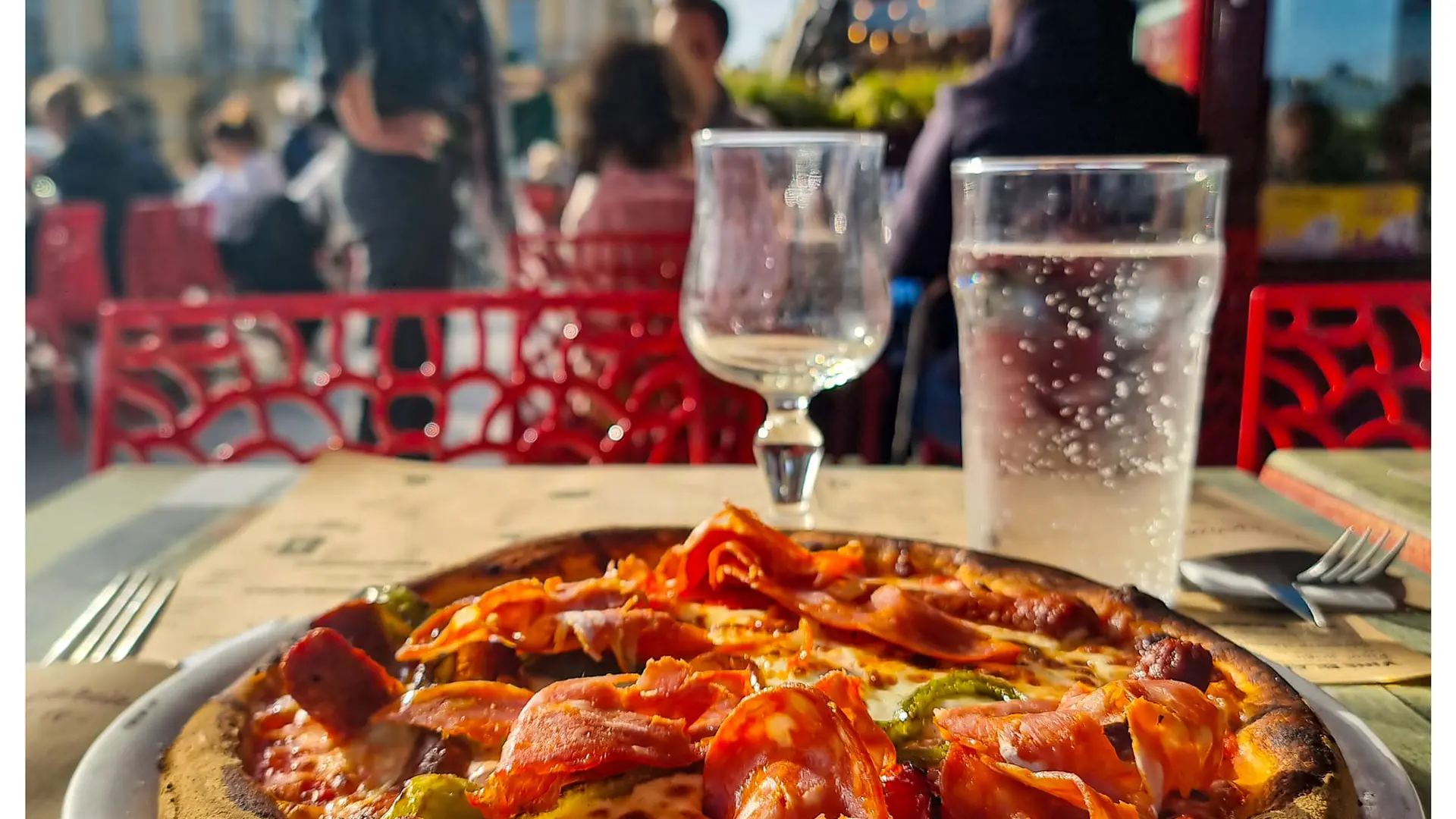 Petite pizza sur une terrasse ensoleillée