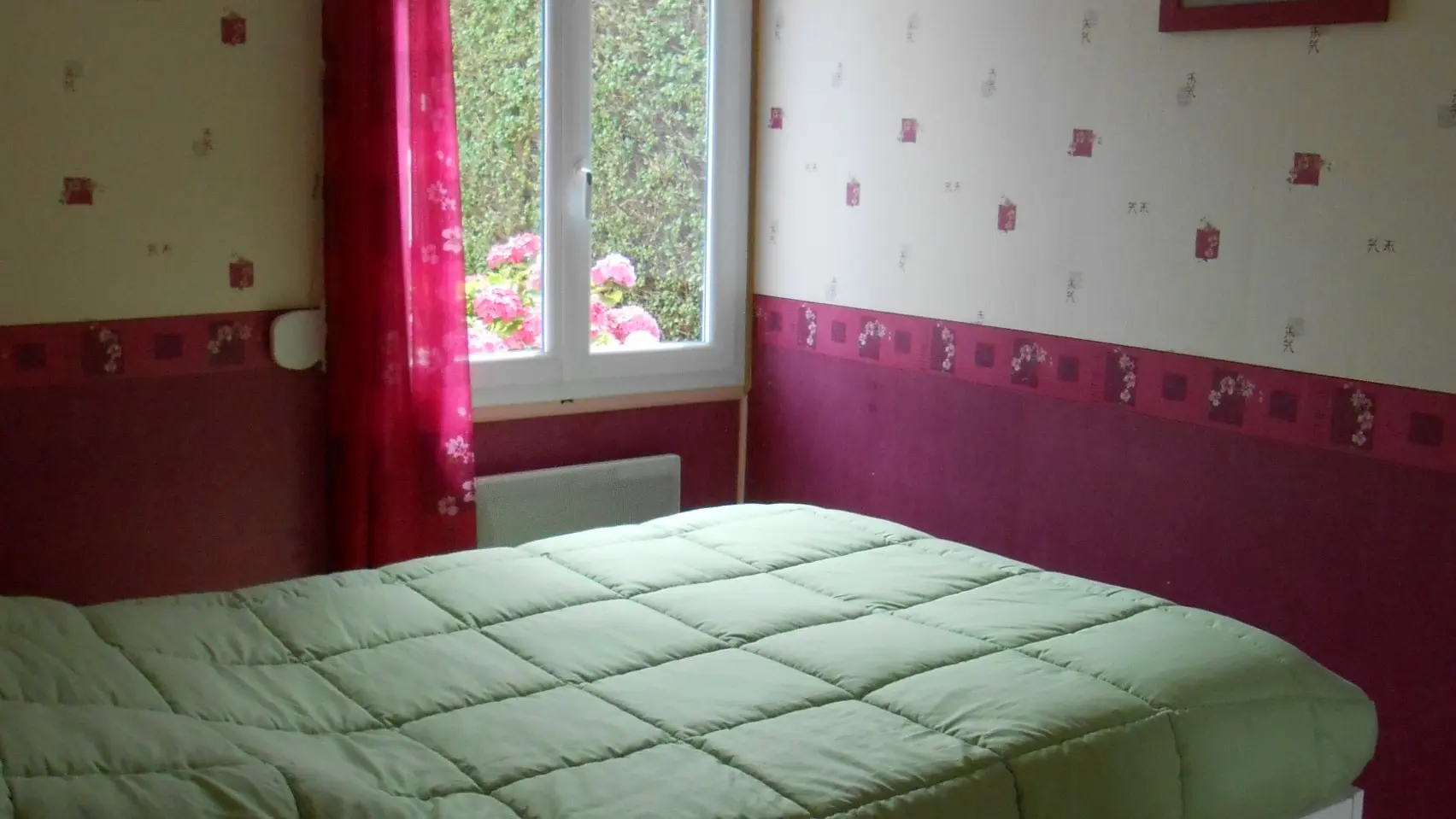 La chambre, lit 140 avec 4 tiroirs, dressing