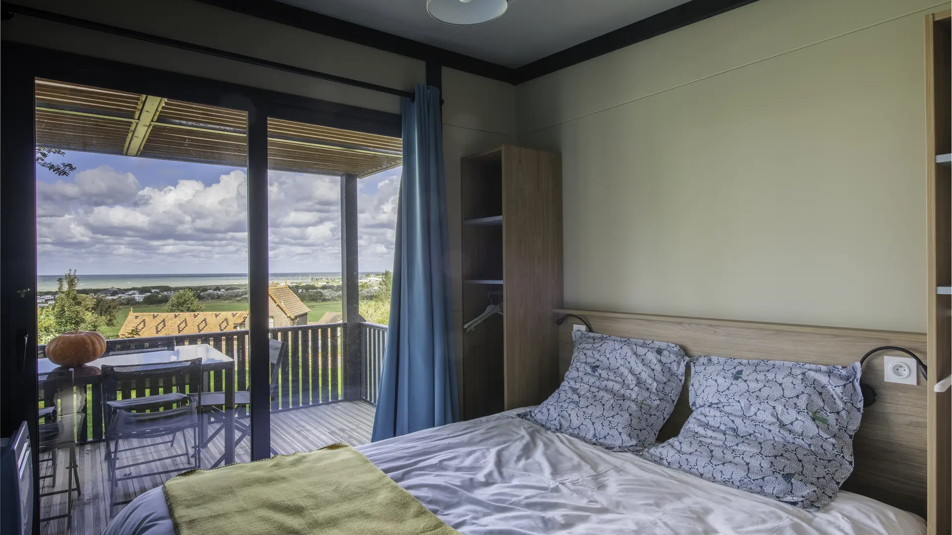 Chambre parentale donnant sur terrasse et vue mer