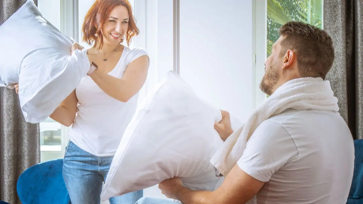 rives-en-seine-mai-2020-couple-romantique-sejour-a-deux-en-normandie-bataille-oreiller-drone-press (1)