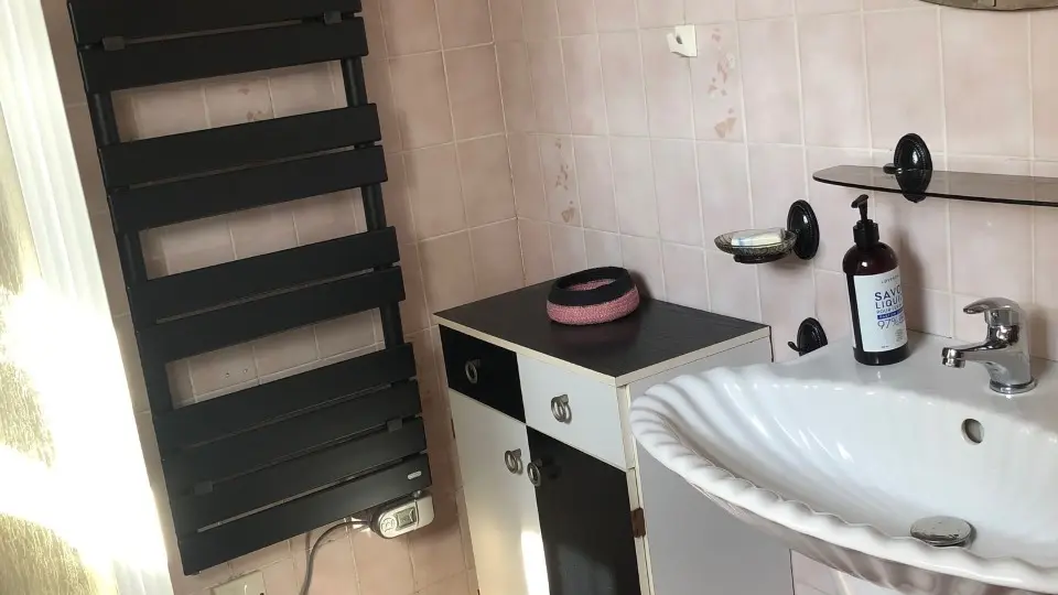 Une salle de bains en rez de chaussée (baignoire douche lavabo wc séparé)