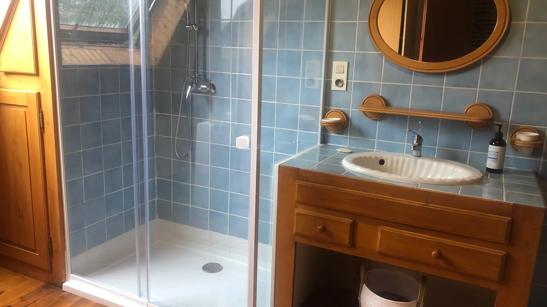 Une Salle de bains à l'étage (douche lavabo wc séparé)