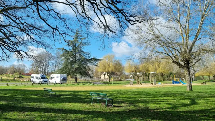 Aire CAMPING-CAR PARK de Mansigné3