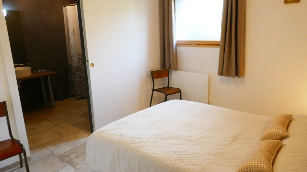245547 - Chambre lit en 140 avec salle d'eau attenante en rez-de-chaussée