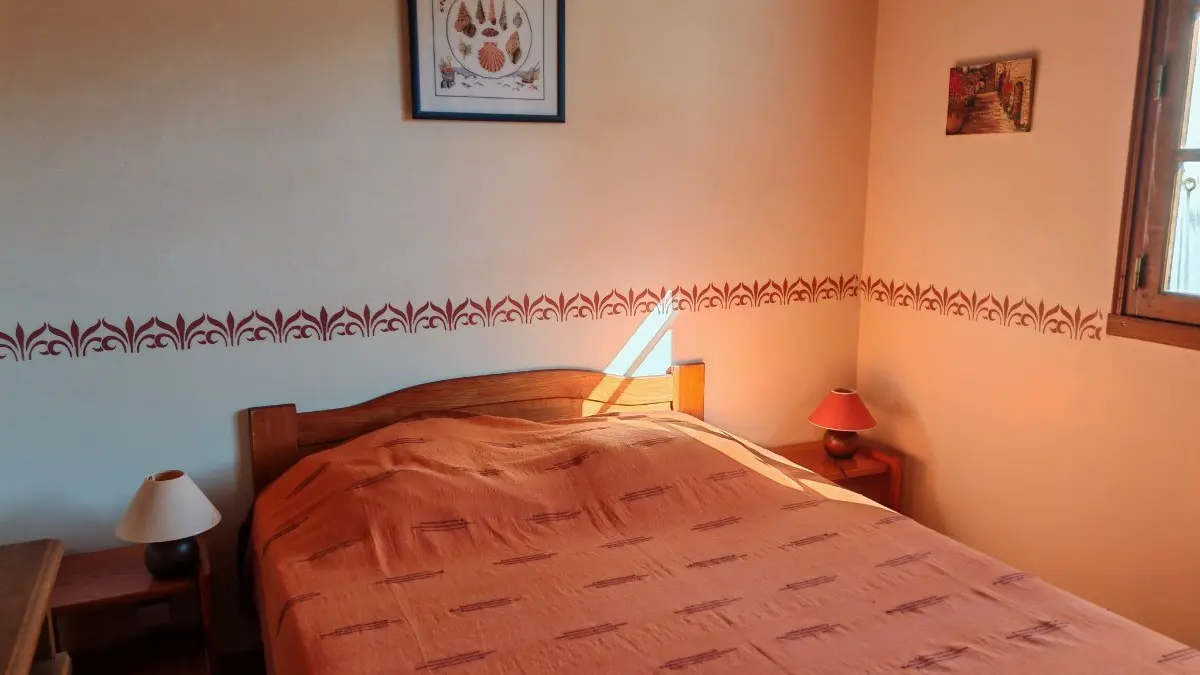 52736 - Chambre 1 avec un lit en 140