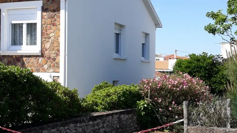 52468 - l'emplacement véhicule, rue des pins à + ou - 20 m