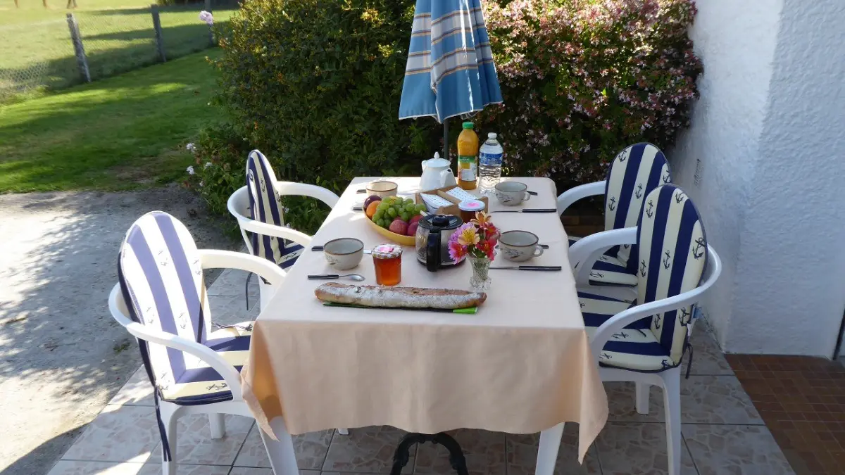 201261 - petit dejeuner au soleil