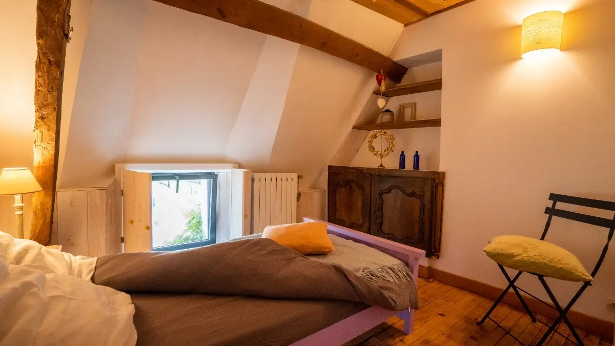 81835 - 1 Couchage , rangement et  patère