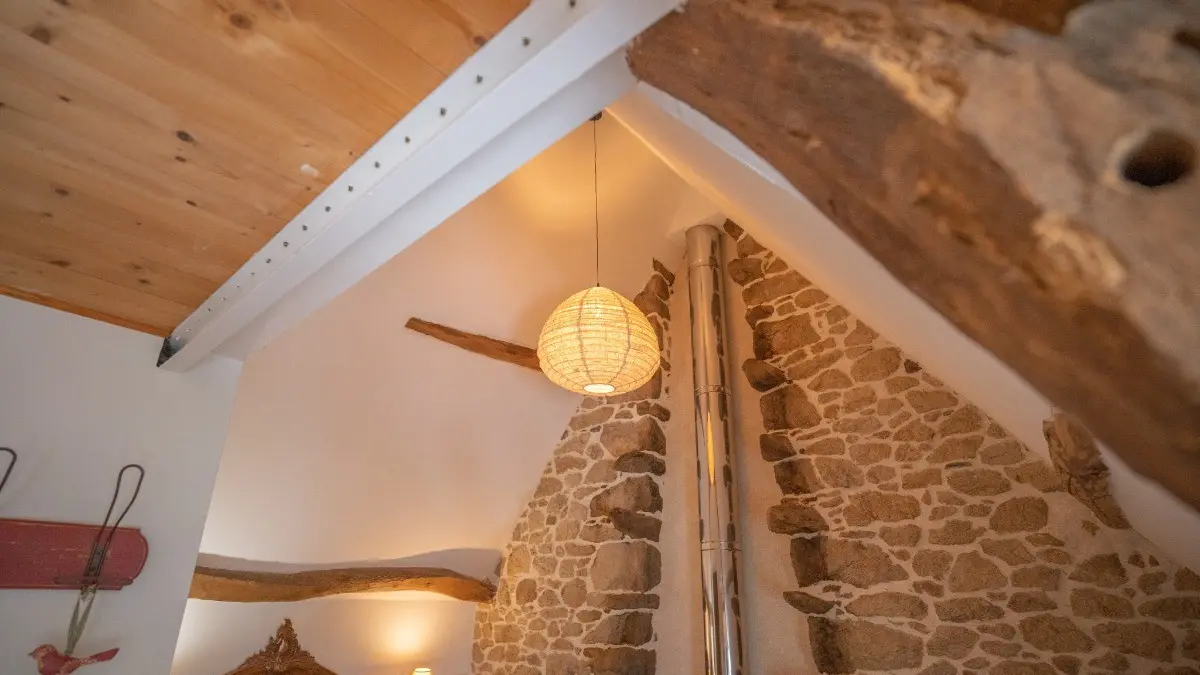 81834 - poutres et pierres apparentes