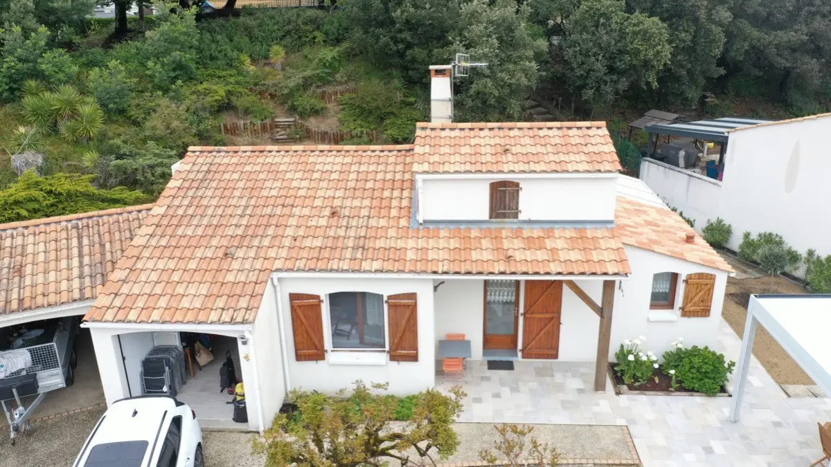284871 - VUE DE FACE COTE PLACE