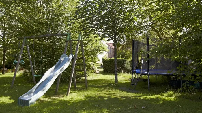 Trampoline et balançoire partagée