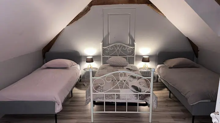 Chambre triple à l'étage