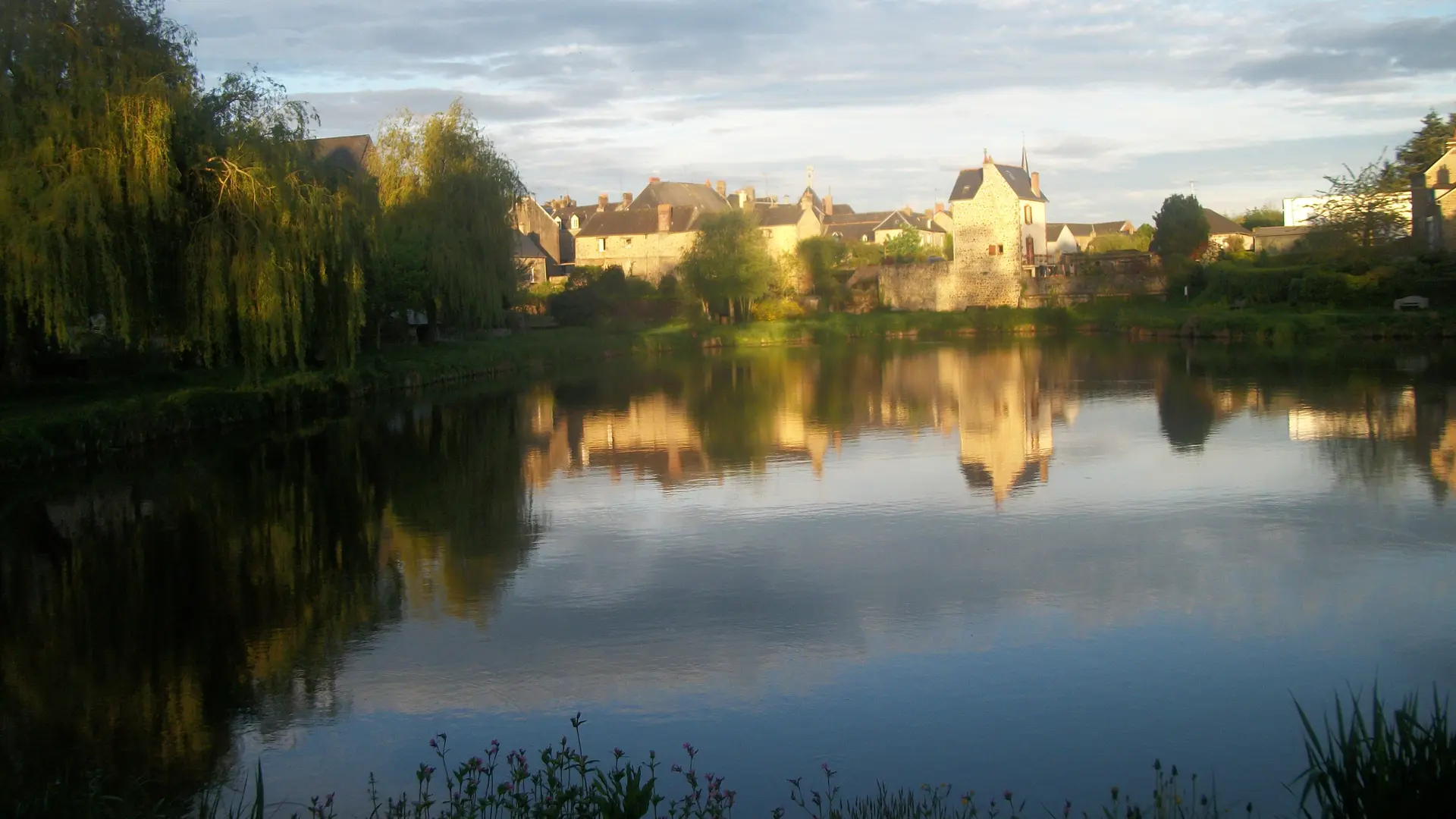 Lassay les Châteaux - vue étang