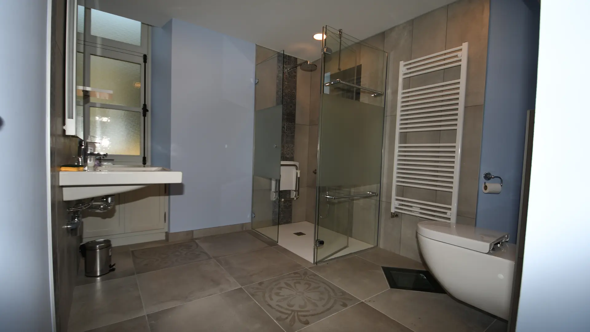Salle de bain PMR au rez-de-chaussée
