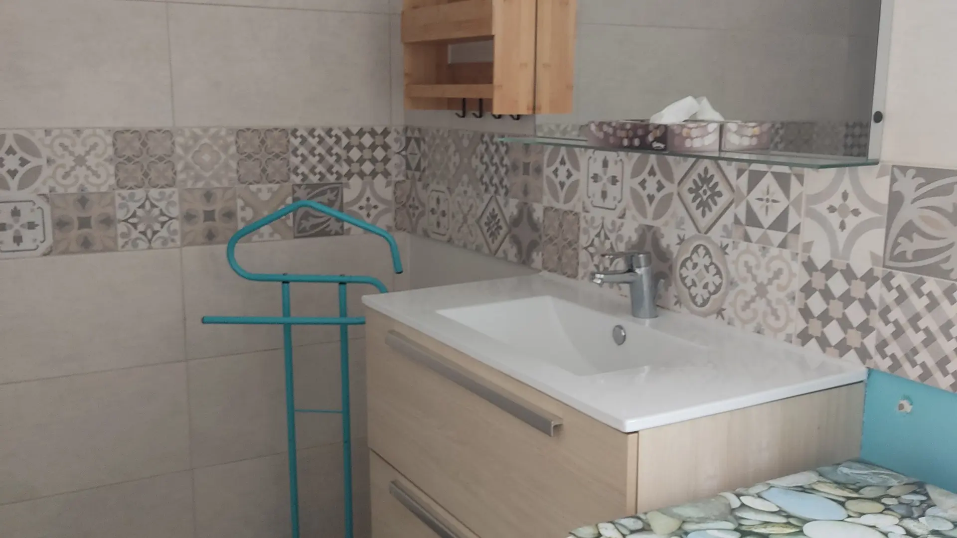 Salle d'eau avec 4 serviettes de bain