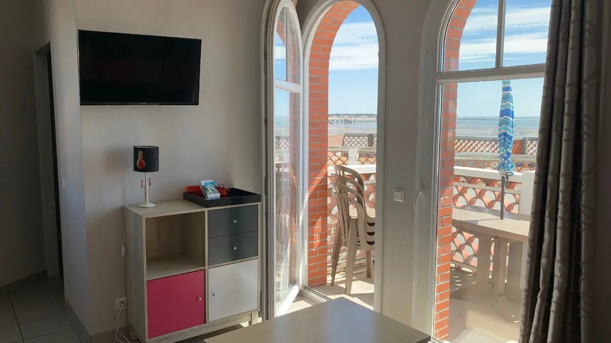 14888 - coin salon sur balcon vue mer
