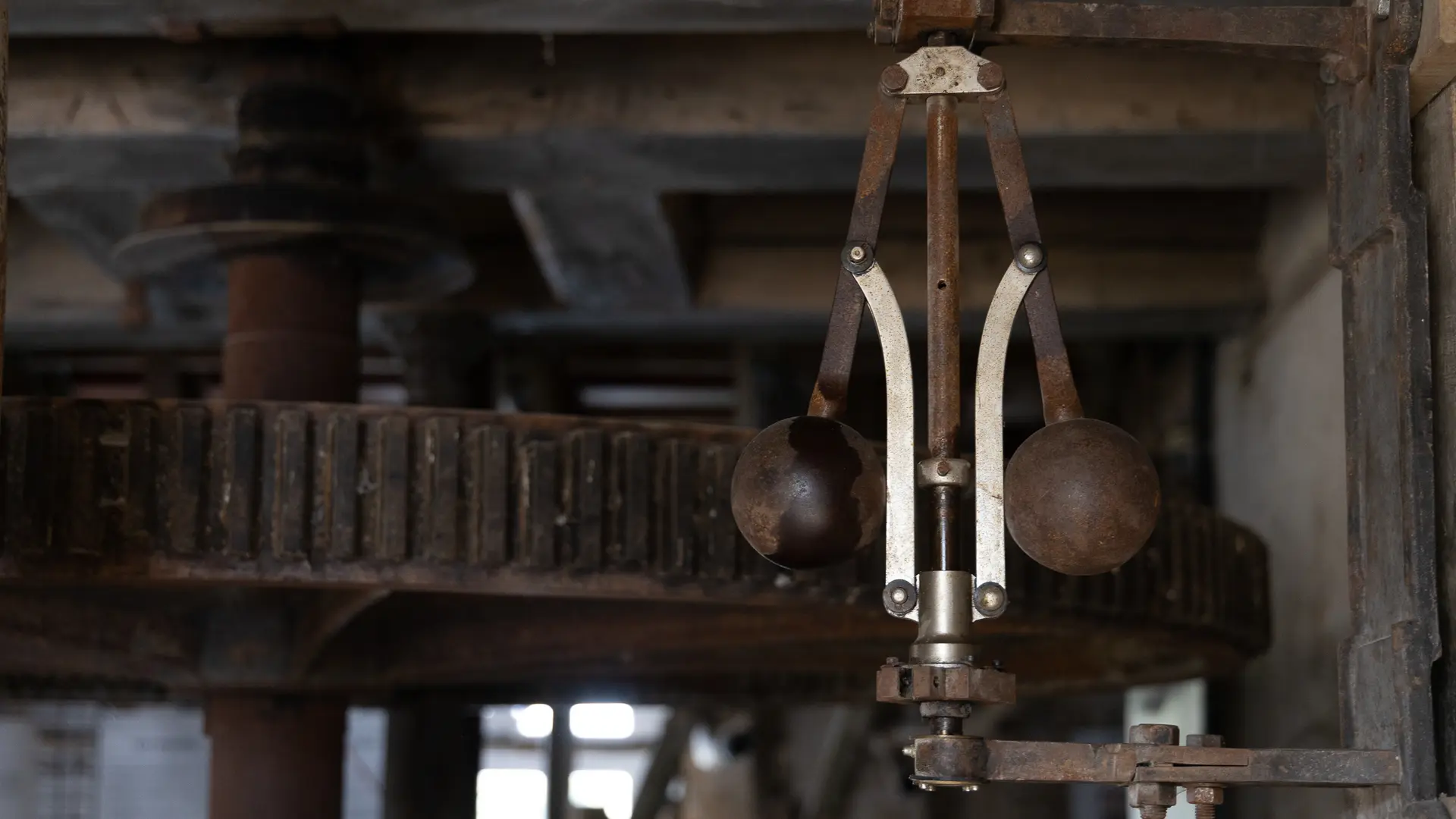 Le régulateur à boules du Moulin de la Petite Bavouze