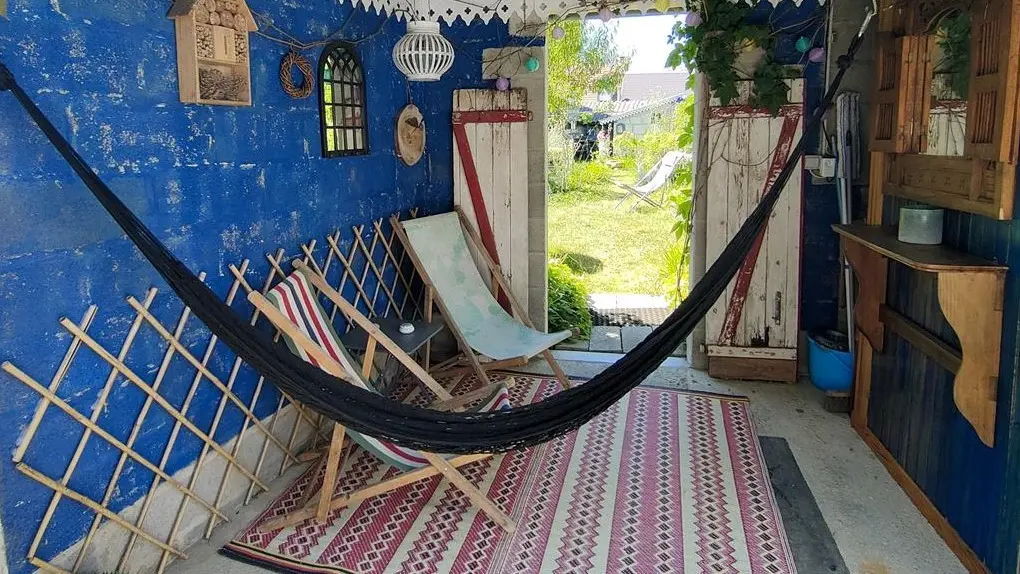Hamac et transats de repos dans le patio semi-ombragé