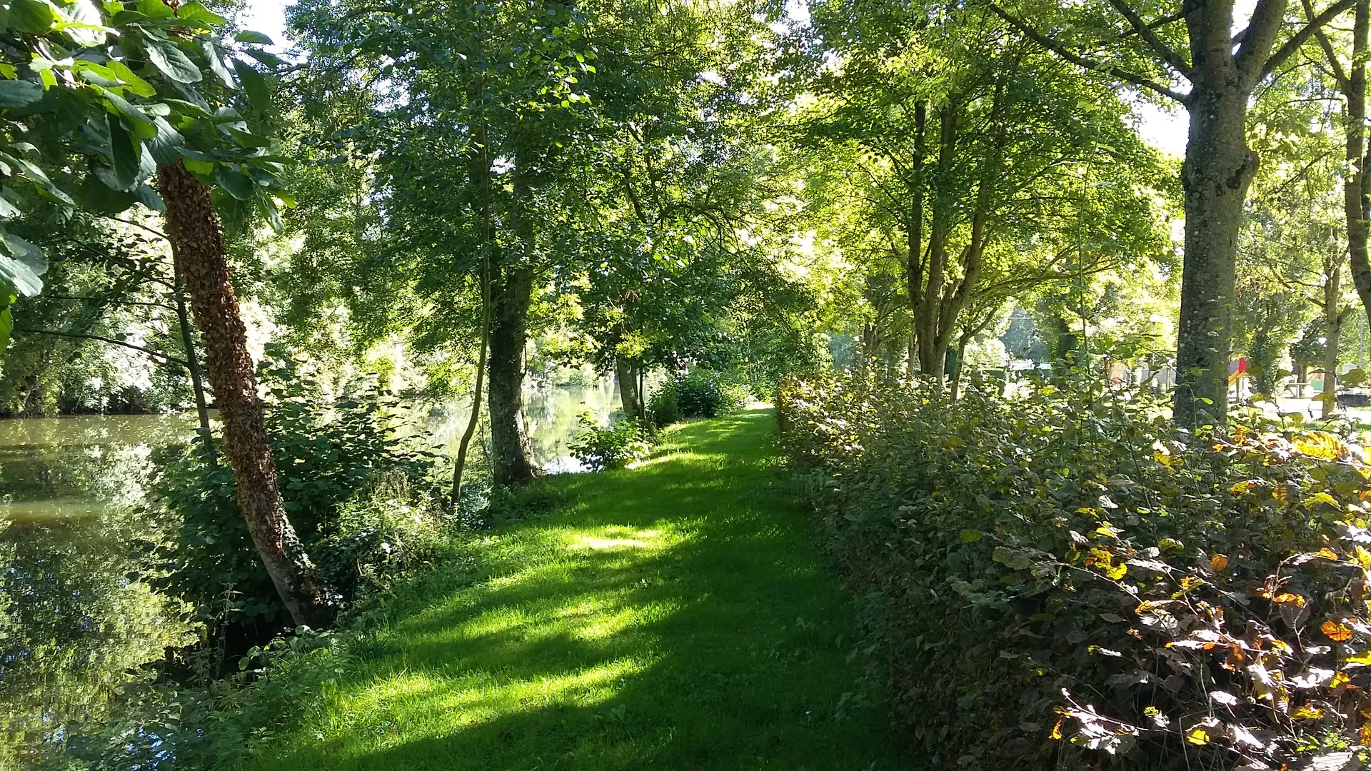 Camping du Sans Souci - Fresnay-sur-Sarthe - emplacements rivière