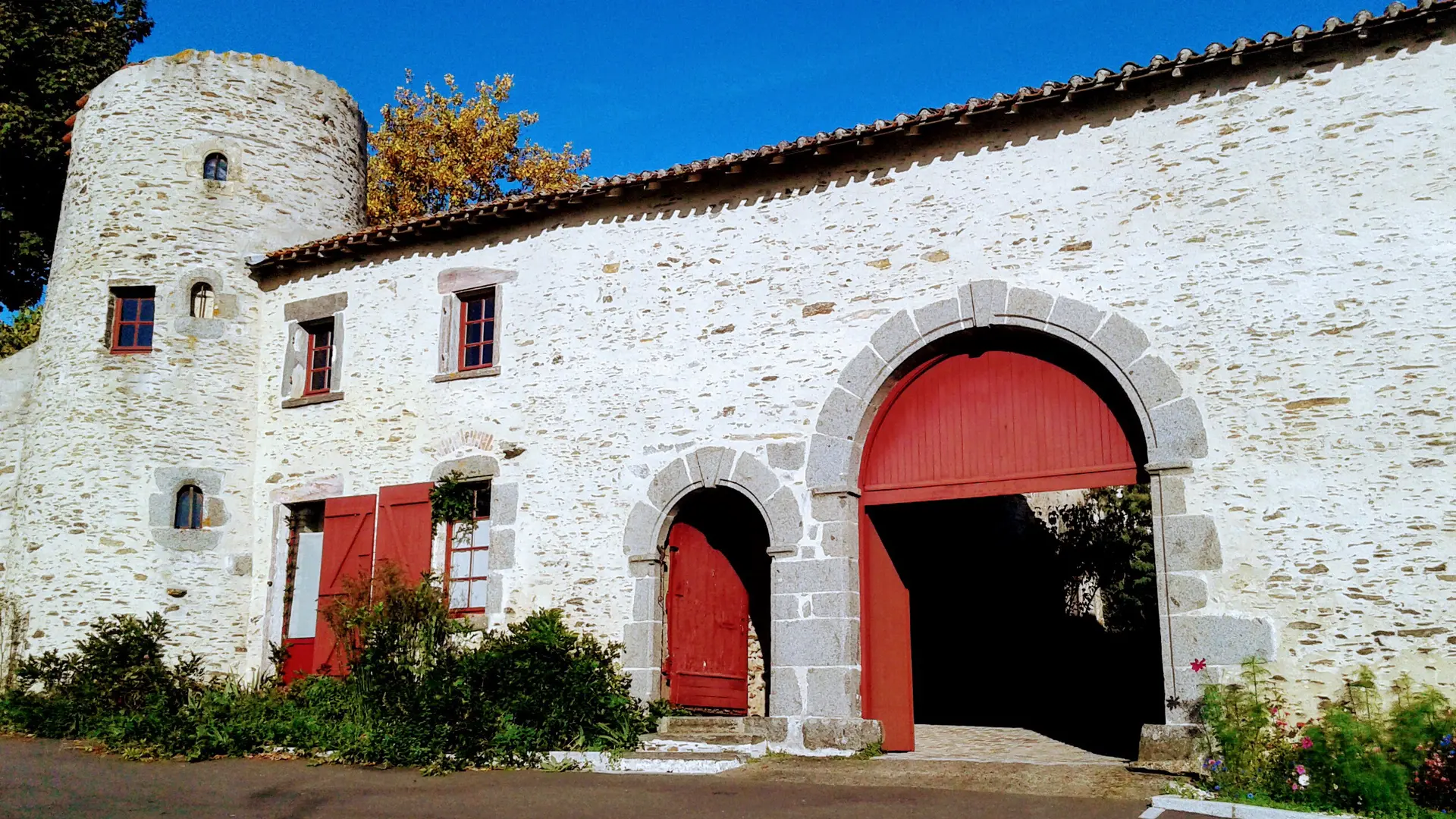 la tour des laudes : l'entrée