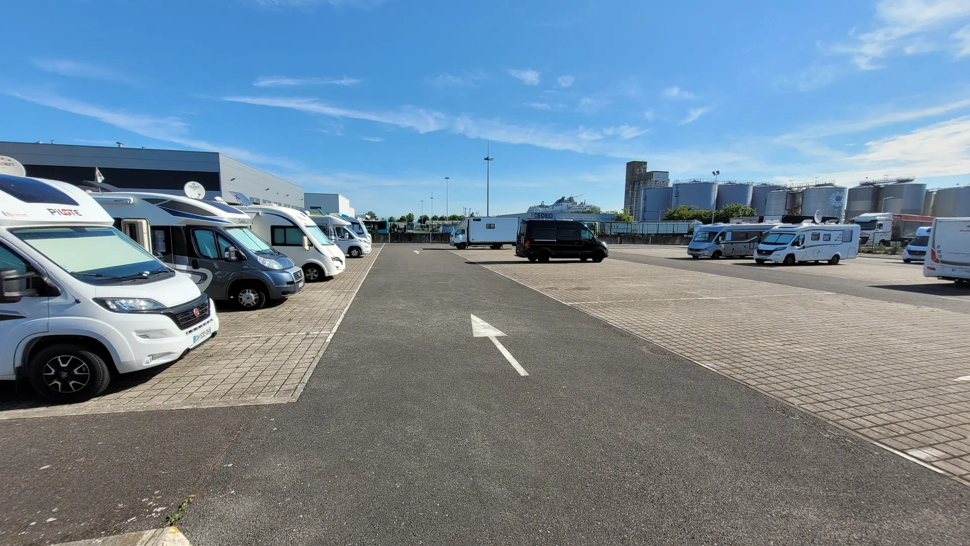 AIRE DE STATIONNEMENT ET DE SERVICE PARKING DU THEATRE