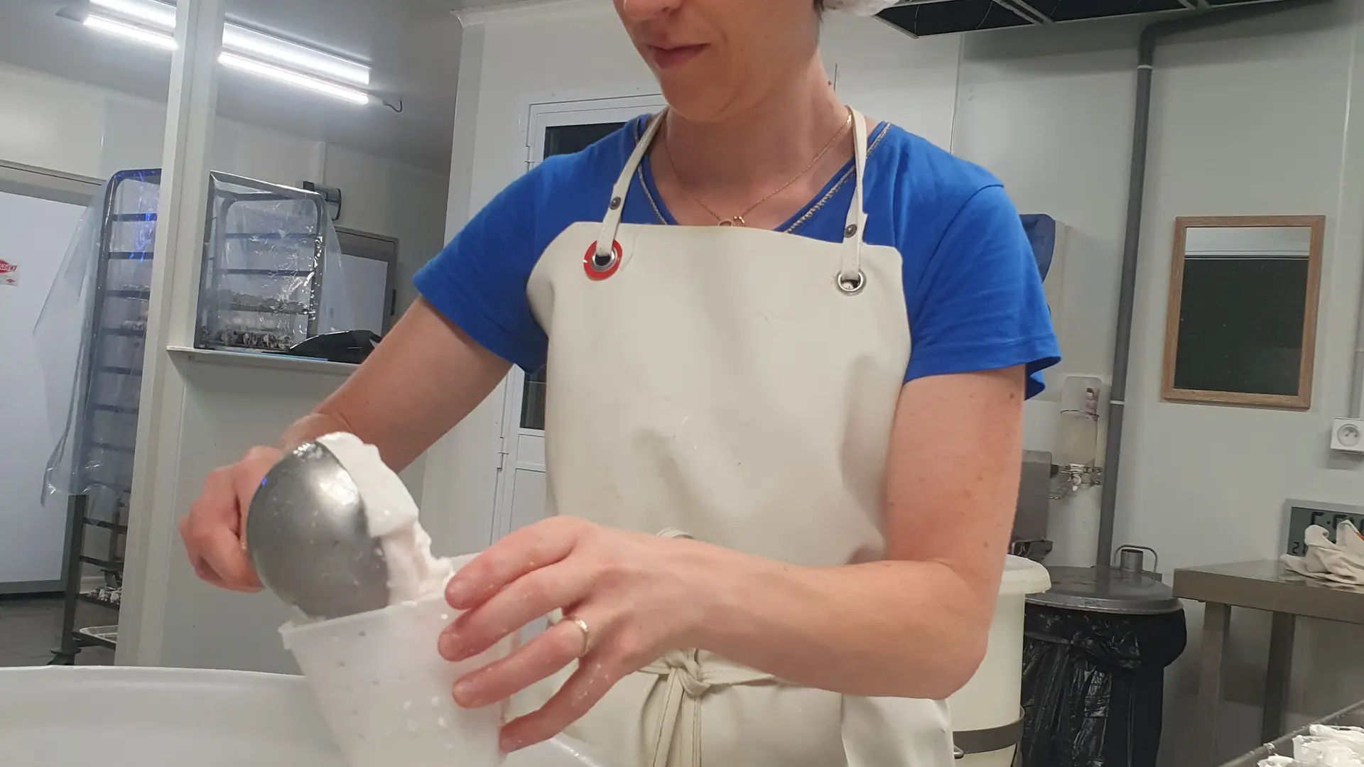 Les Chèvres du Tertre - Assé-le-Riboul - Angélique au labo de transfo