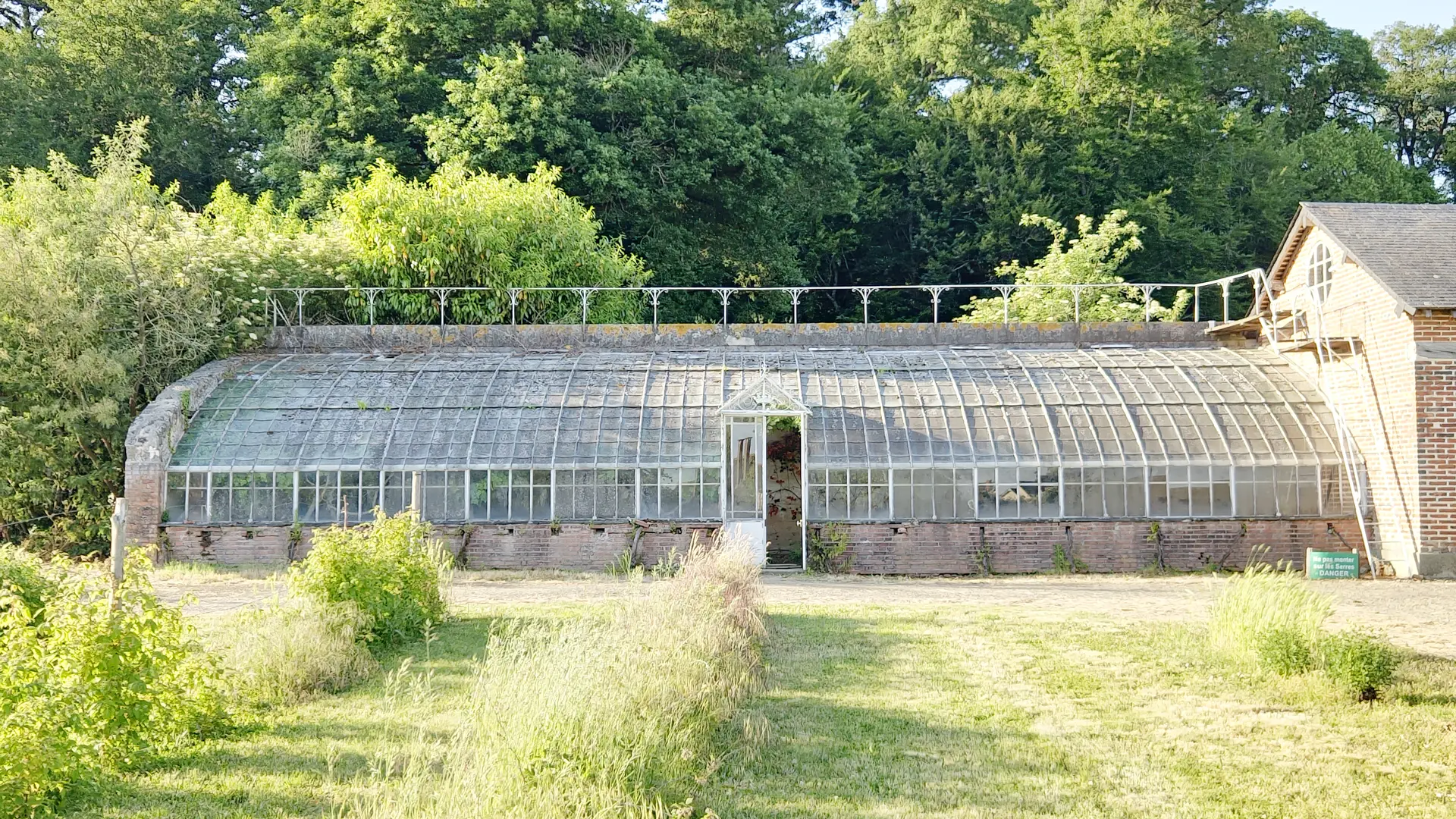 Serre à raisin du potager du château de Craon