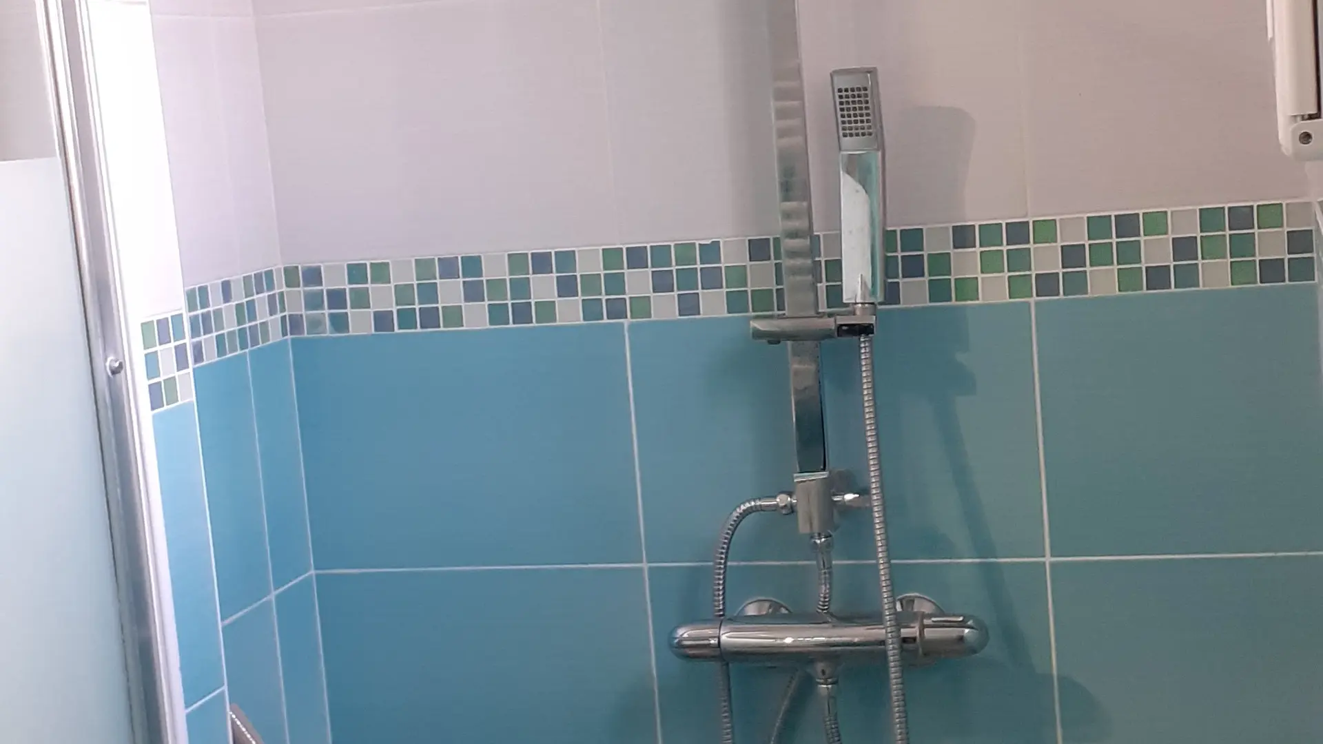 Douche à l'italienne spacieuse