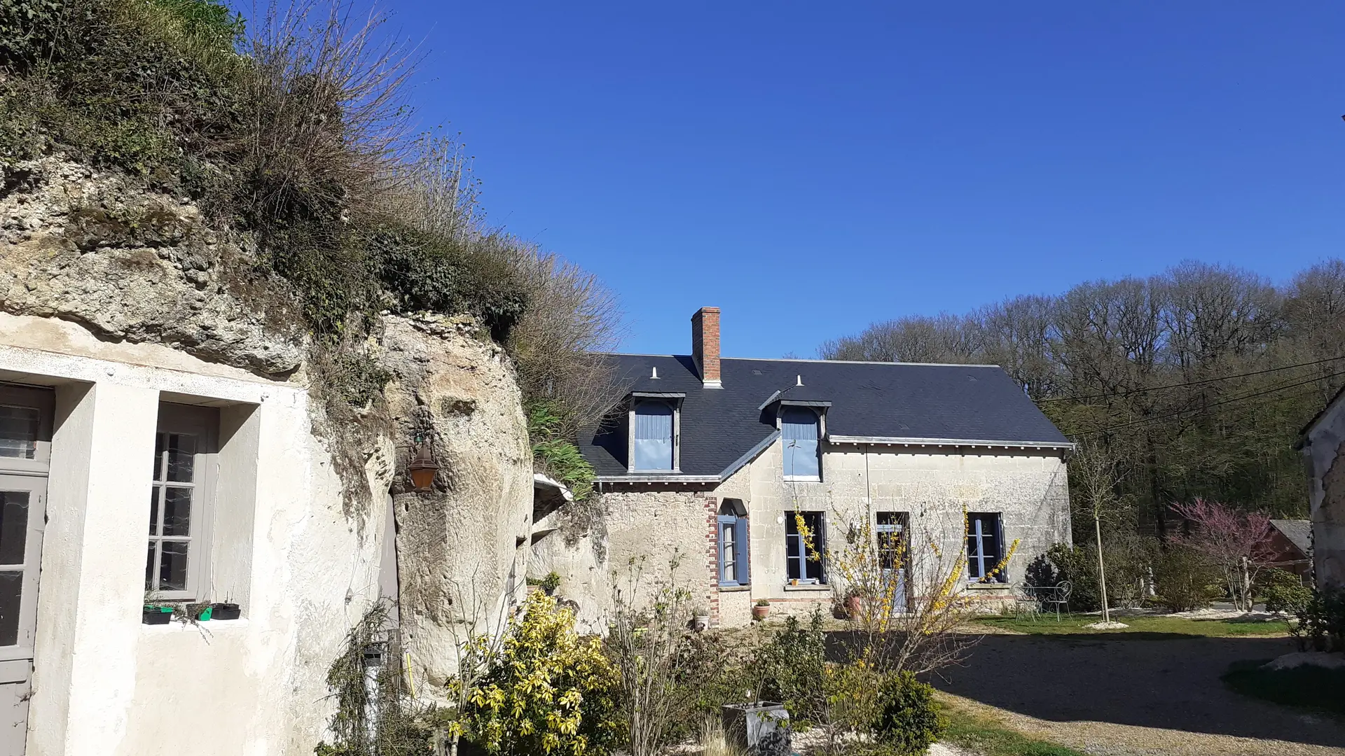 La cour de la maison