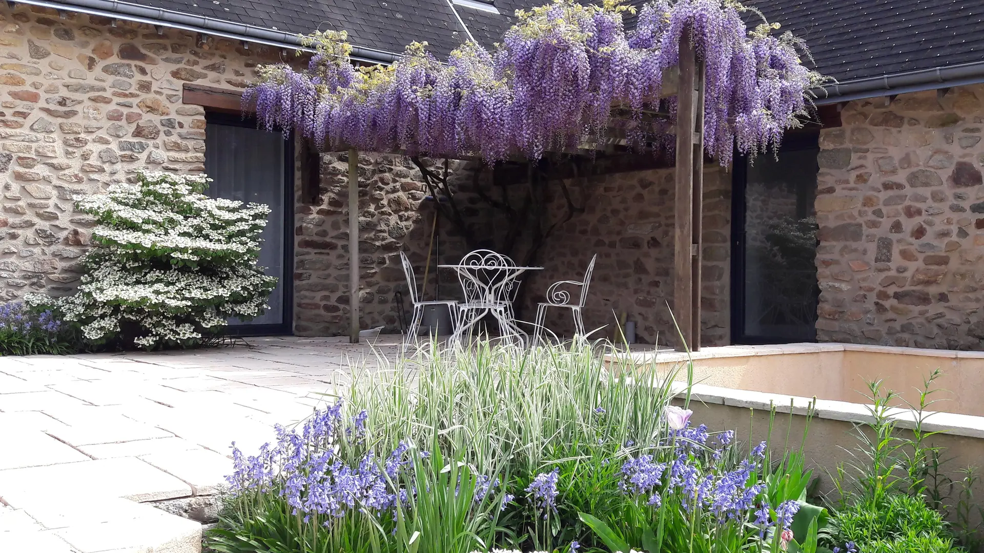 Terrasse fleurie et pergola