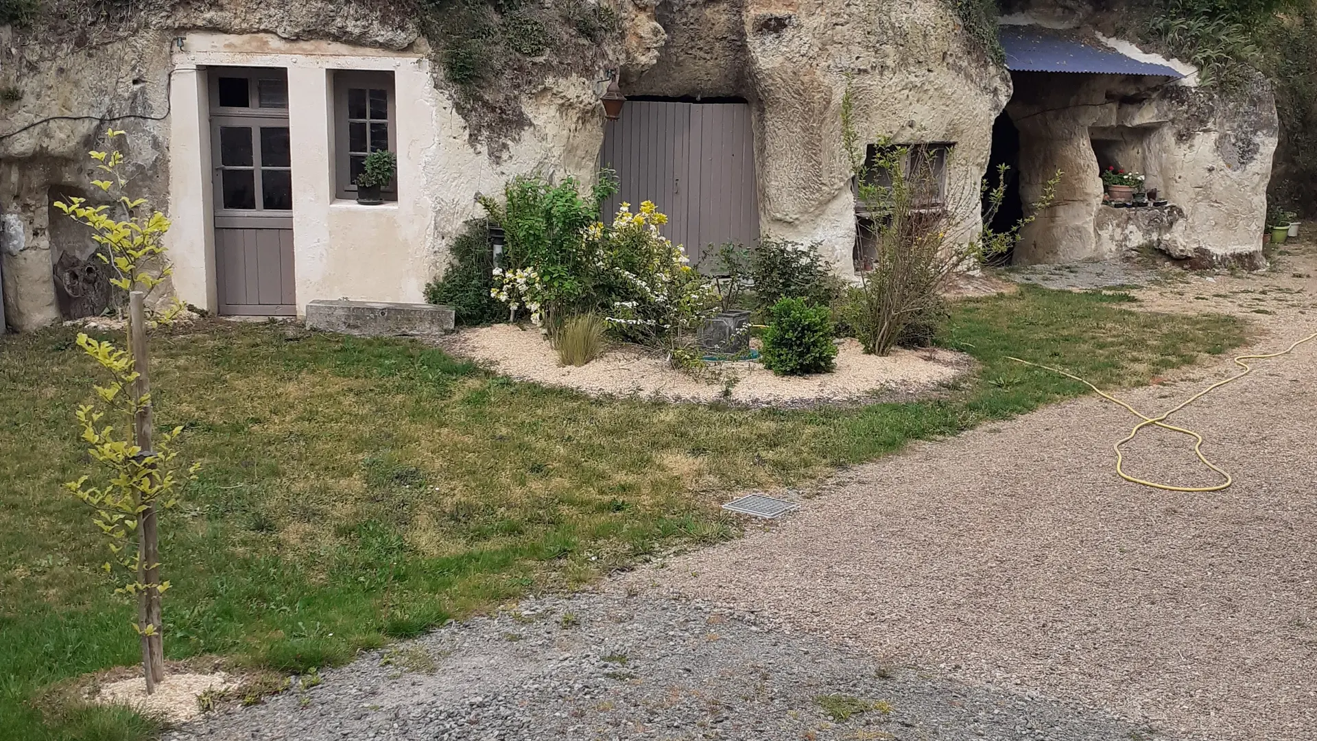La cour donnant sur des cavités troglodytiques