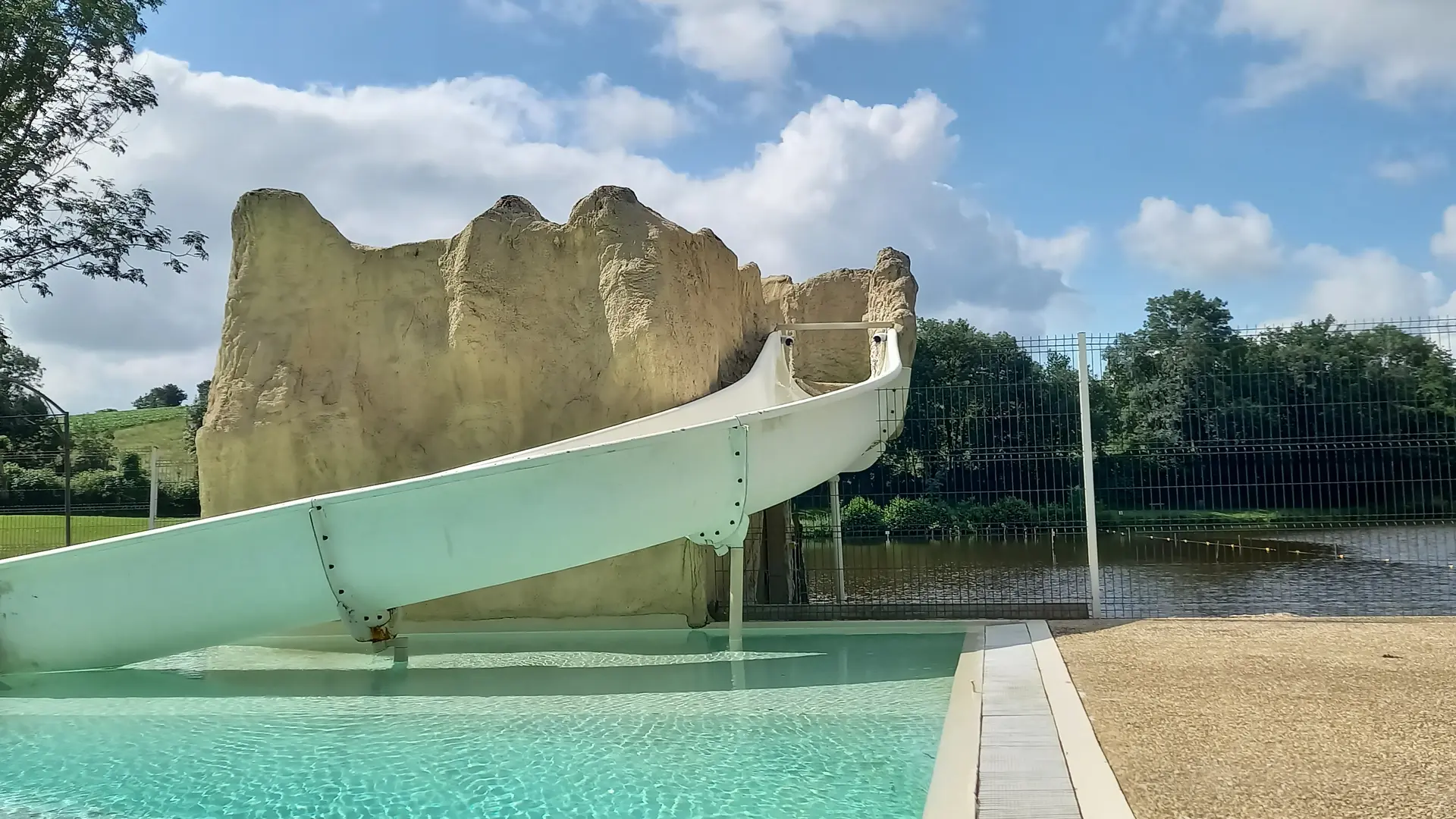 Piscine avec tobogan