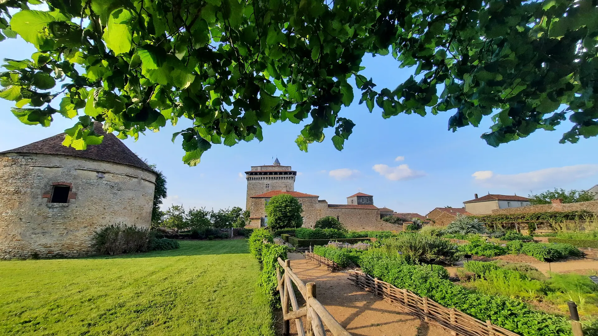 Pigeonnier et donjon de Bazoges-en-Pareds