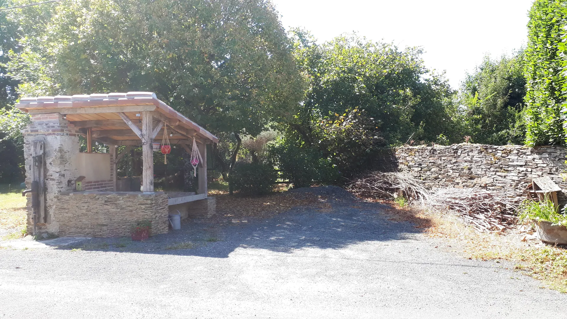 Parking dédié aux voyageurs à coté du Lavoir Rénové