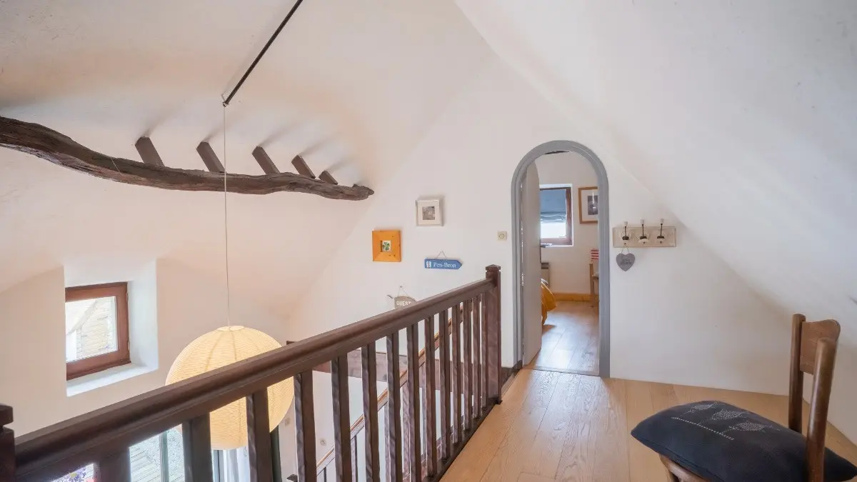 81807 - A l'étage : 2 chambres , rangement et penderie