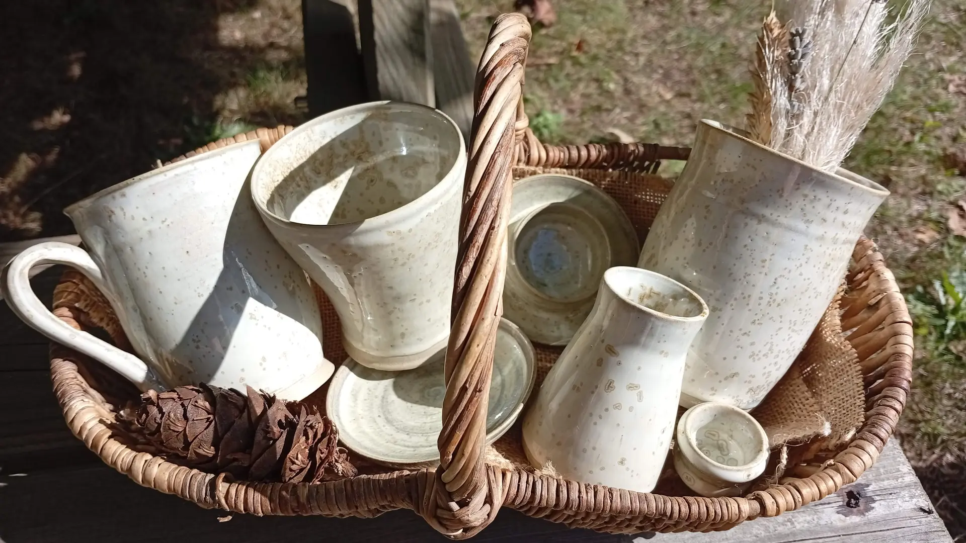 Présentation de poteries en grès couleur Lune